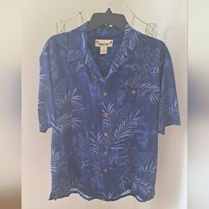 Men's Silk Paradise Cove Button Down Shirt, Size Medium.